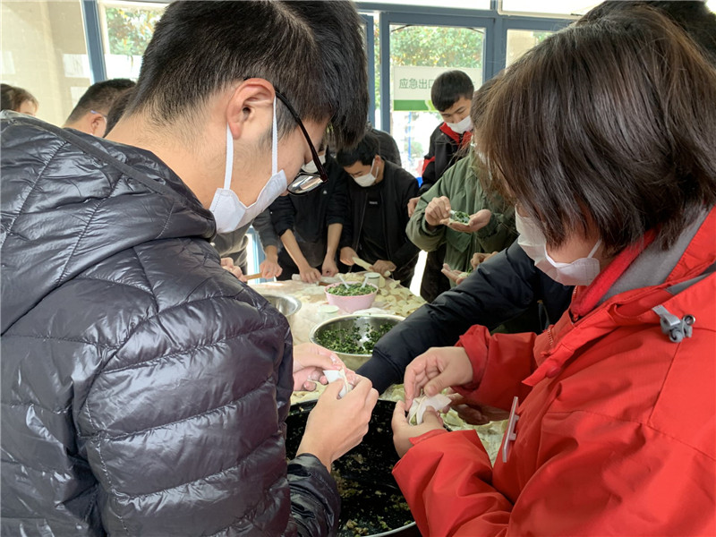 宿管阿姨教同学包饺子.jpg