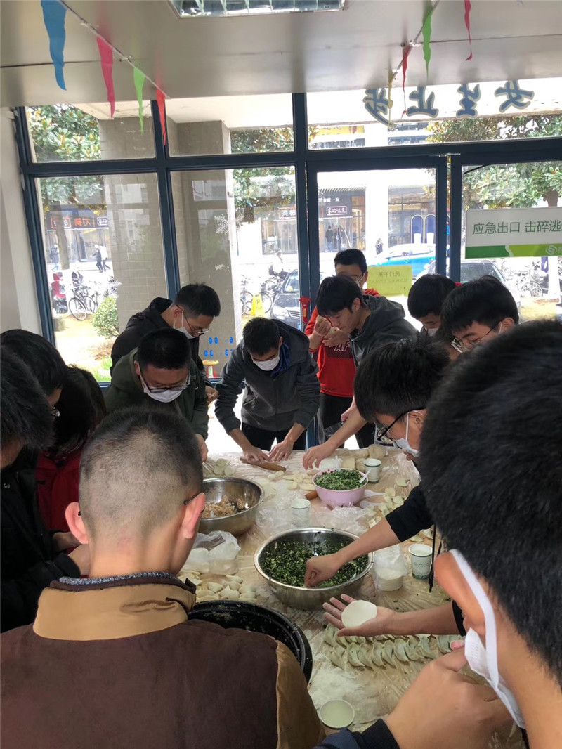 同学们包饺子.jpg