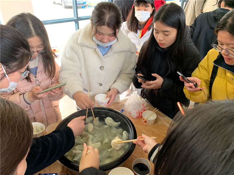 同学吃饺子.jpg