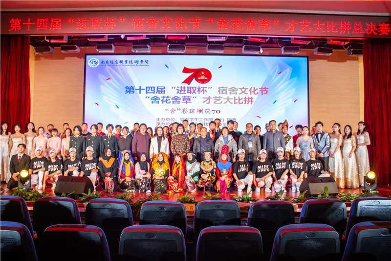 校领导和演职人员合影.jpg