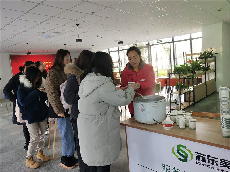 学生排队领取姜茶.jpg
