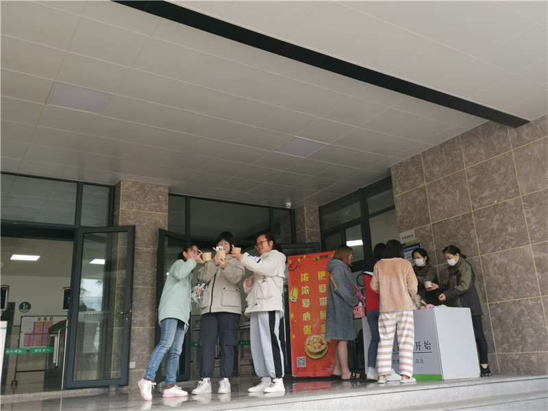 3位可爱的女生拿着爱心粥自拍着.jpg