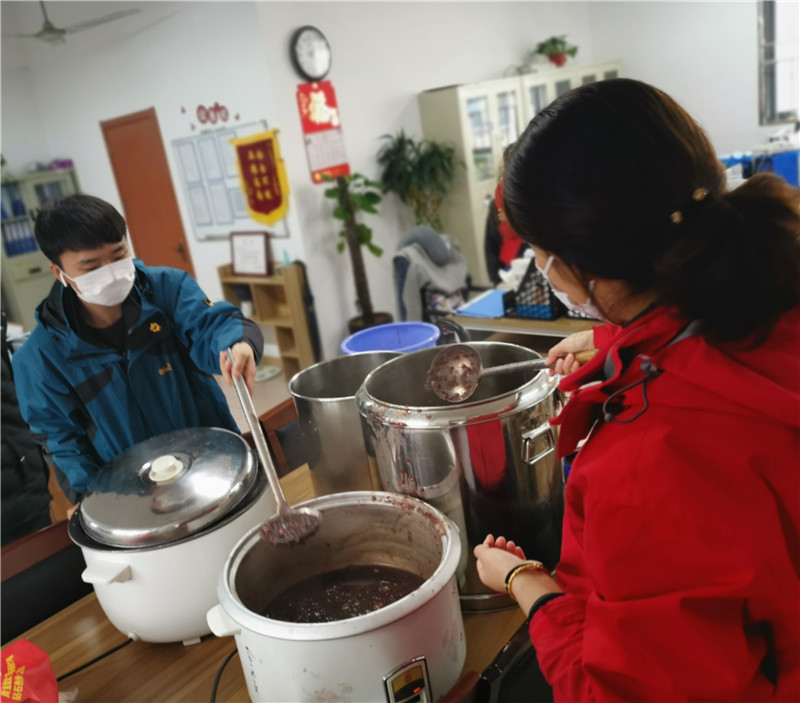 管理员们正在制作腊八粥.jpg