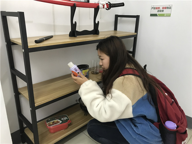 学生查看带有安全隐患的物品.jpg