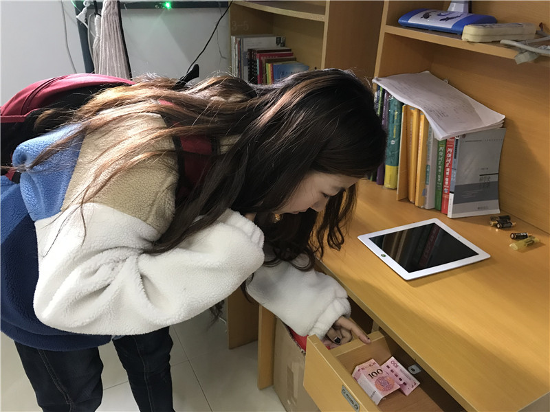 学生指出贵重物品.jpg