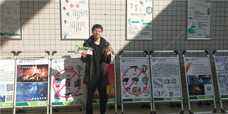 获奖同学拍照留念.jpg