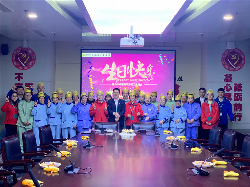 员工大合影.jpg