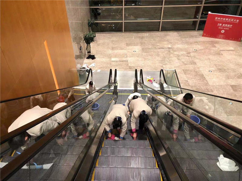 南面扶梯清理1.jpg