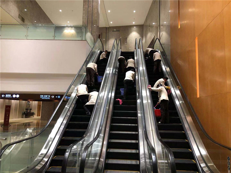 南侧扶梯清理2.jpg