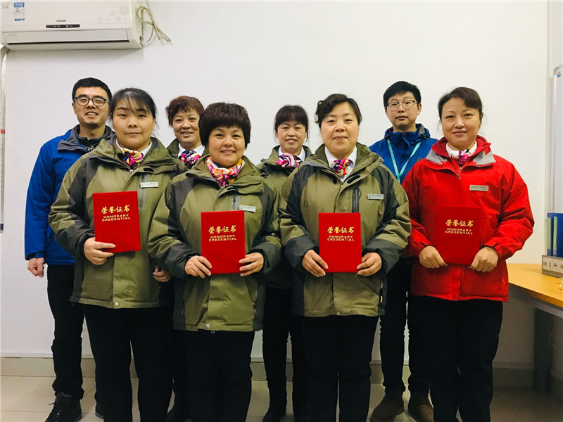 物业领导与最美阿姨合影.jpg