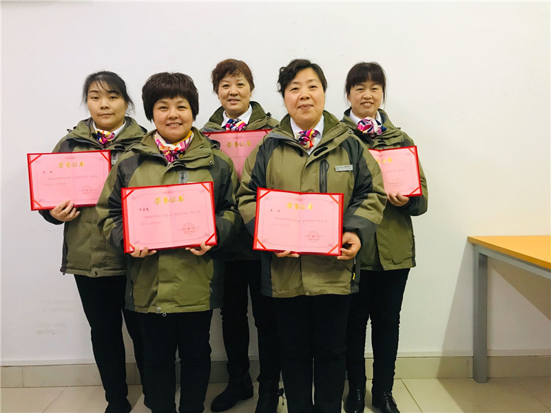 最美宿管员获奖者和提名者合影.jpg