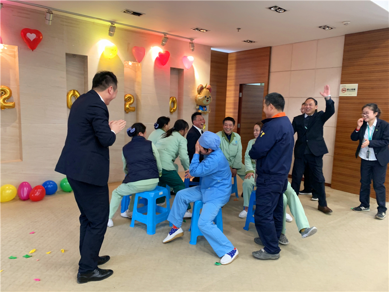 抢凳子.jpg