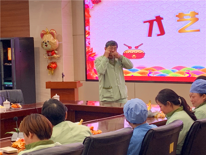 任炳荣表演口琴.jpg