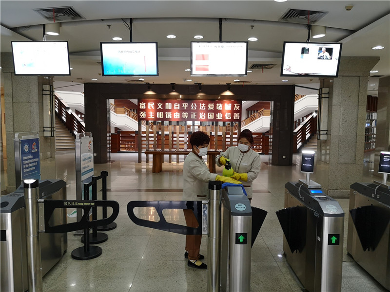 成都电子科技大学图书馆项目进出闸机消毒擦拭.jpg