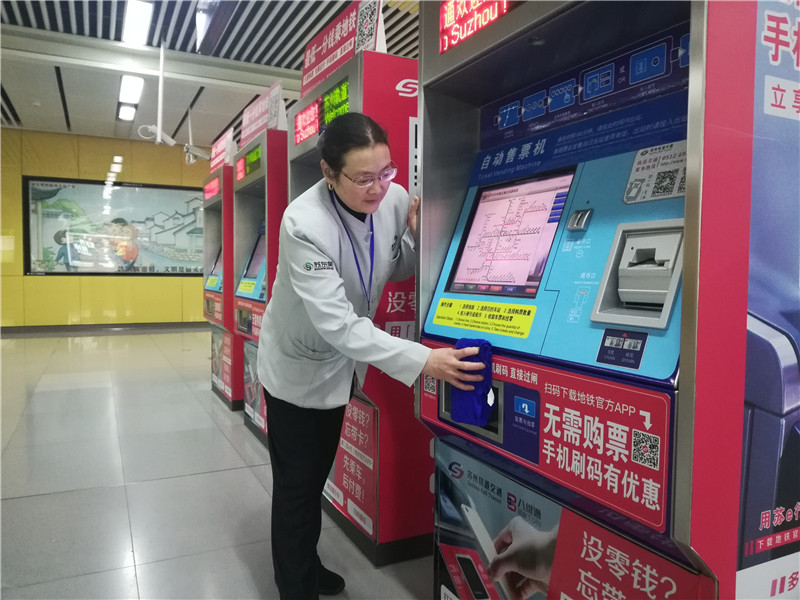 轻轨2号线项目售票机消毒擦拭.jpg