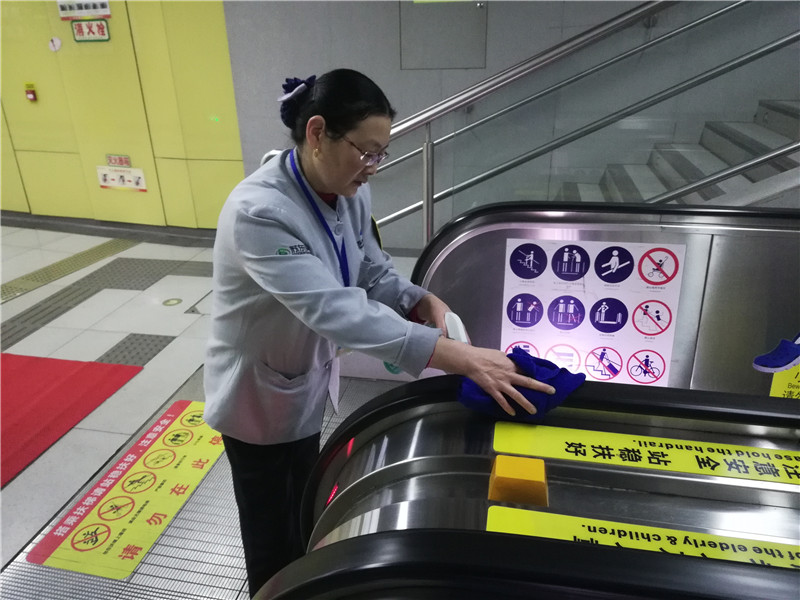 轻轨2号线扶手带消毒.jpg
