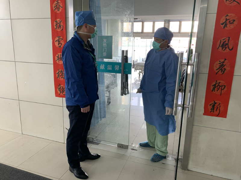 汤经理指导员工.jpg