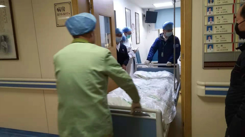 蔡经理协助发热病区迁床.jpg