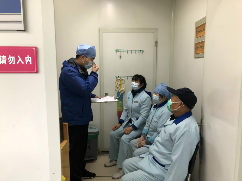 顾建飞指导员工.jpg