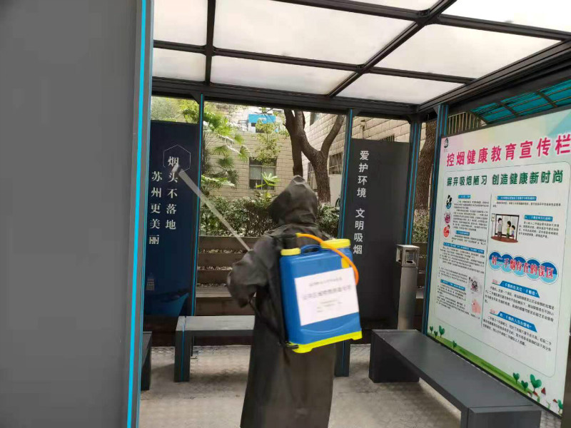 张贵国安排喷洒消毒.jpg