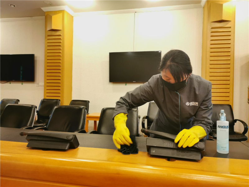 楼宇北区保洁员对苏州大学红楼会议中心会议室进行消毒.jpg