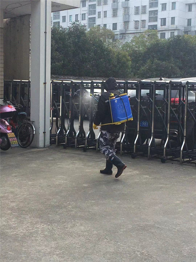 苏大本部、北区校门口消毒2.JPG