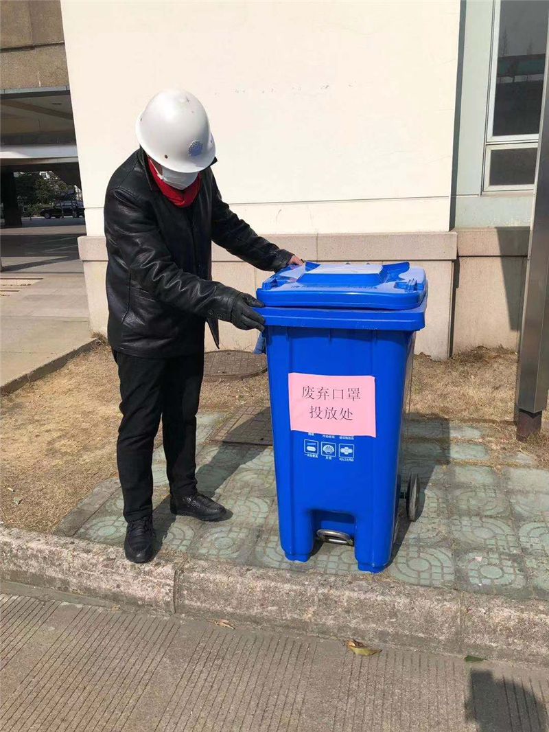 苏大校园内置放废弃口罩投放垃圾桶1.JPG