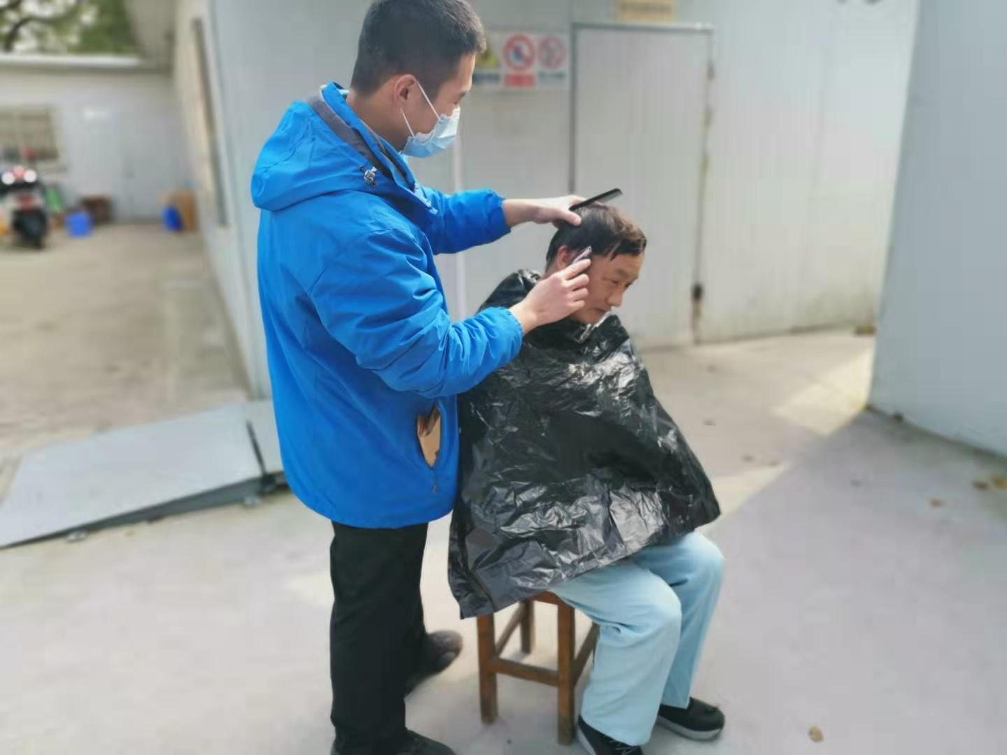 图14：帮助一线员工理发.jpg