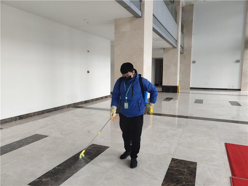 常州大学武进校区项目负责人陈伟喷洒消毒剂.jpg