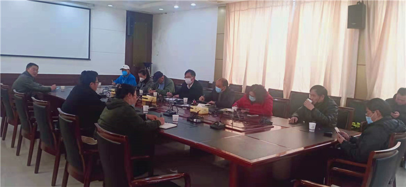 校方领导开会部署防控工作.jpg