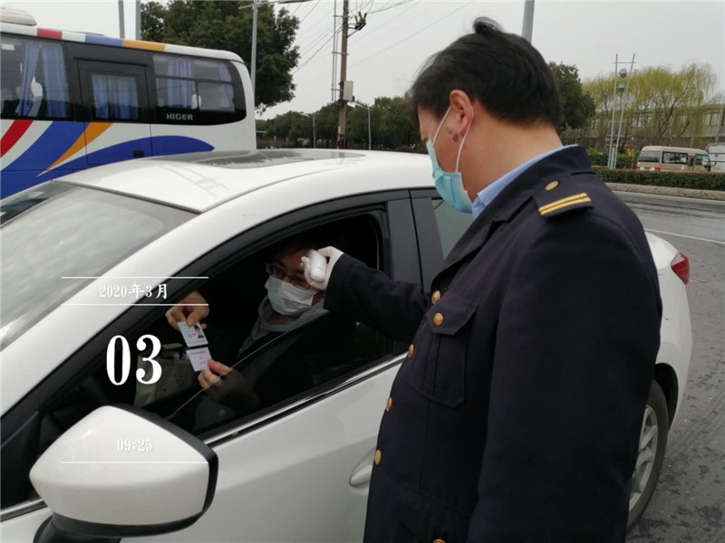 苏化科技园项目入园人员双证检查体温测量.jpg