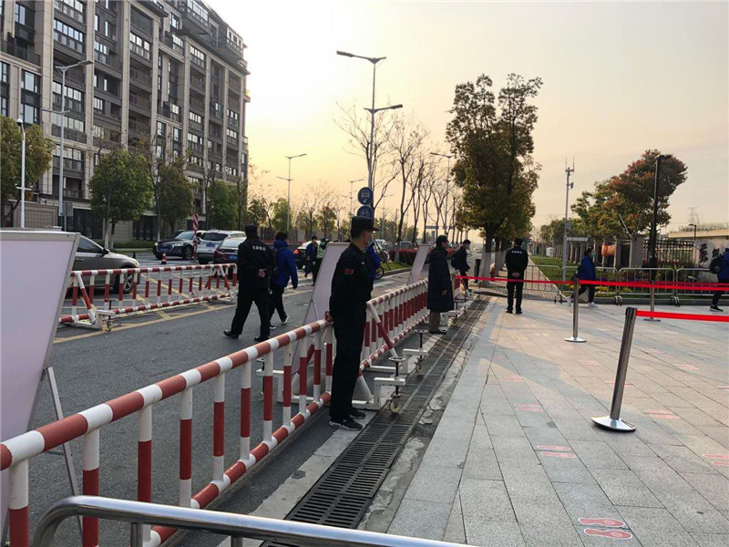 安保人员维持秩序.jpg