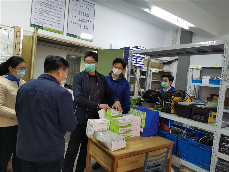 领导查看口罩情况.jpg