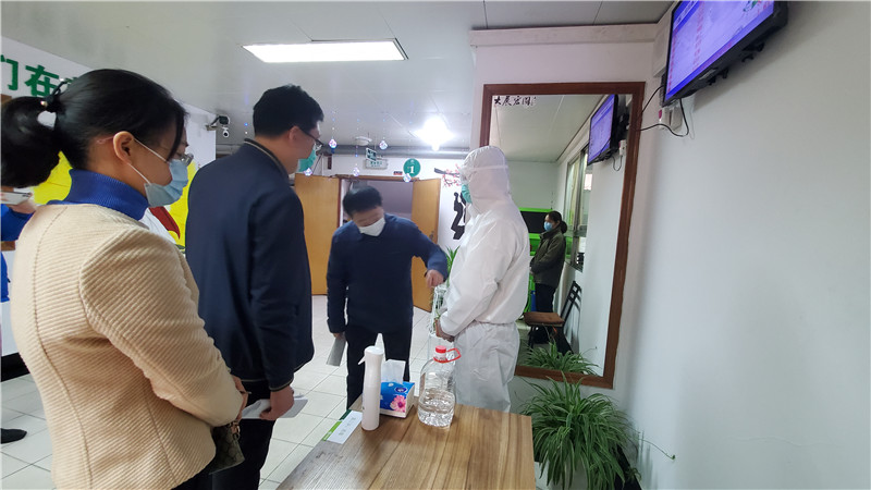 亲切询问防护服试穿感受.jpg