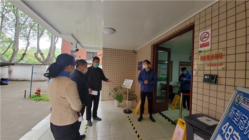 王校长检查一米线.jpg