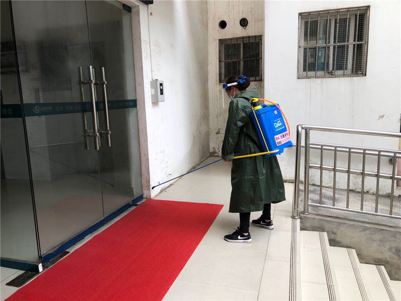 十号公寓外围消毒.jpg