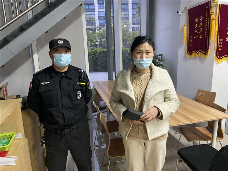 袁金昌与失主合影.jpg