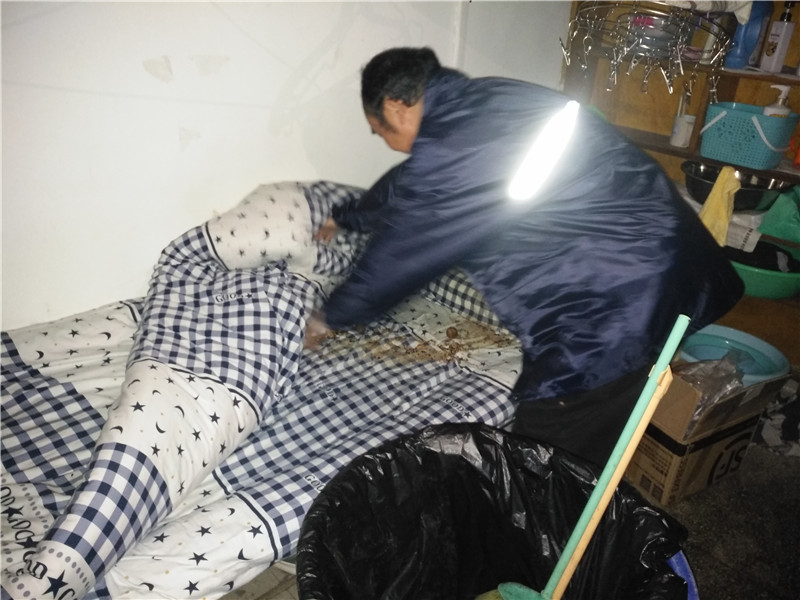 保洁大叔清理老鼠啃咬的物品.jpg