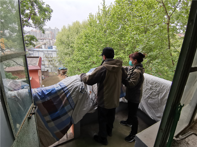 给男生晒被子的宿管大叔.jpg