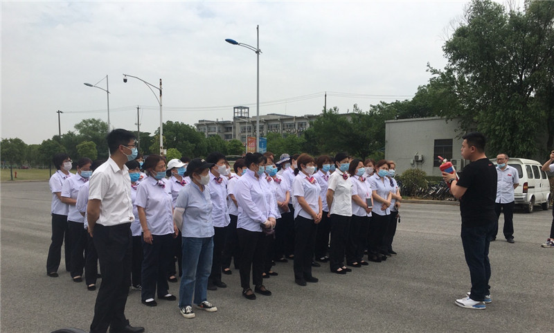 消防科老师讲解灭火器使用方法.jpg