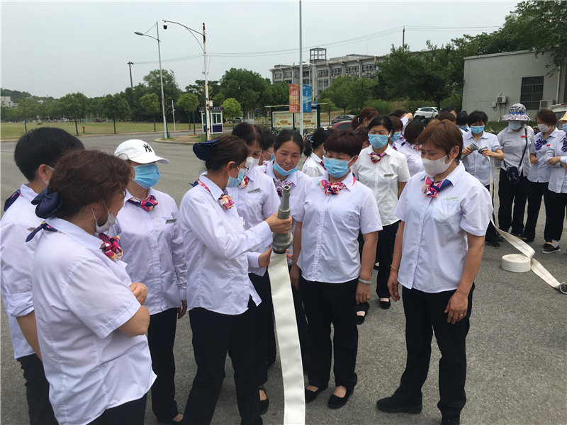 员工学习水消防水带的使用方法.jpg