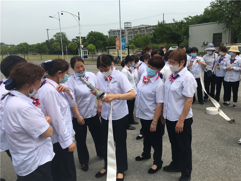 员工使用消防水带.jpg