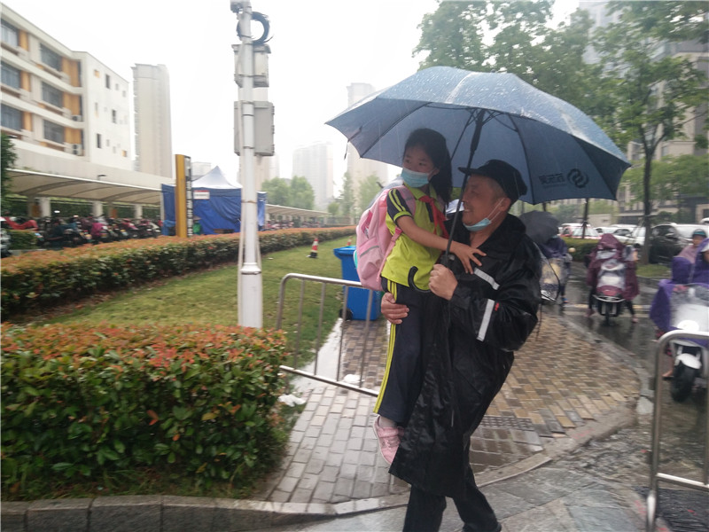 安保人员雨中护送小学生.jpg