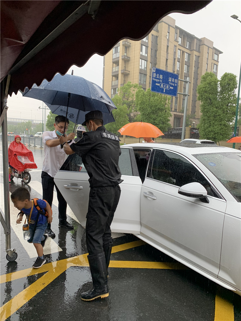 物业和安保接幼儿园学生.jpg