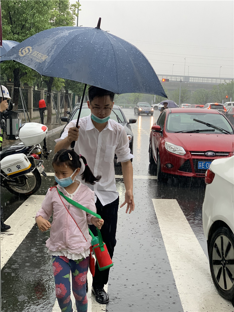 物业人员护送幼儿园学生.jpg