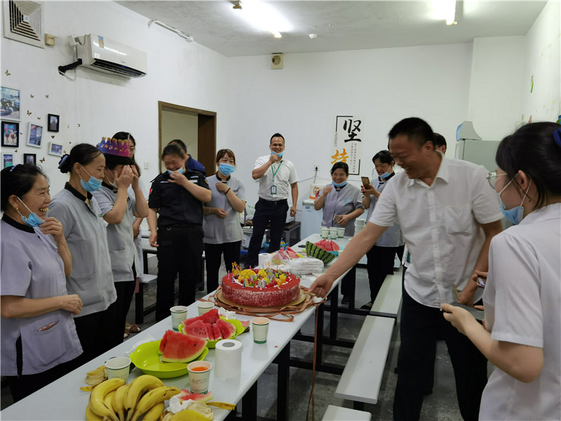 员工一起过生日.jpg