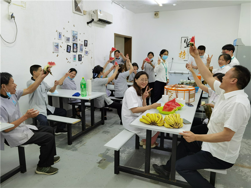 员工一起过生日1.jpg