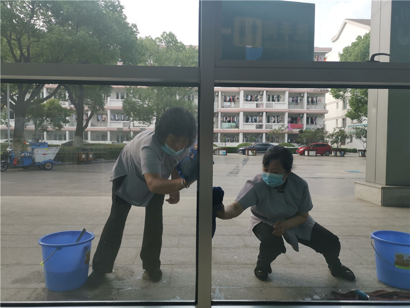 玻璃清洁技能操作.jpg