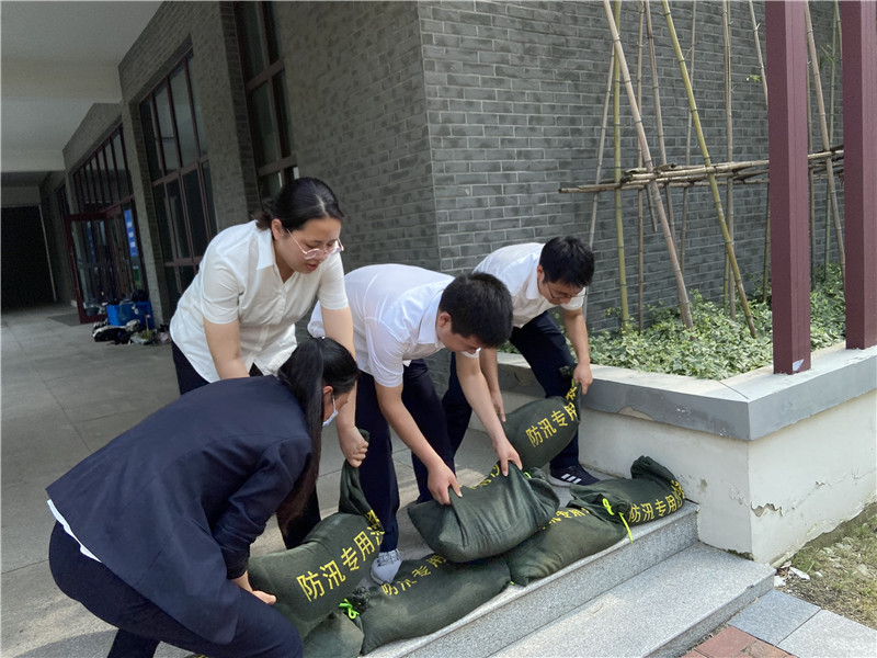 堆放防汛沙袋_副本.jpg