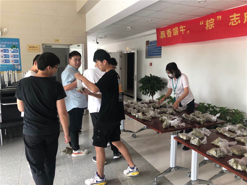 现场粽子发放2.jpg